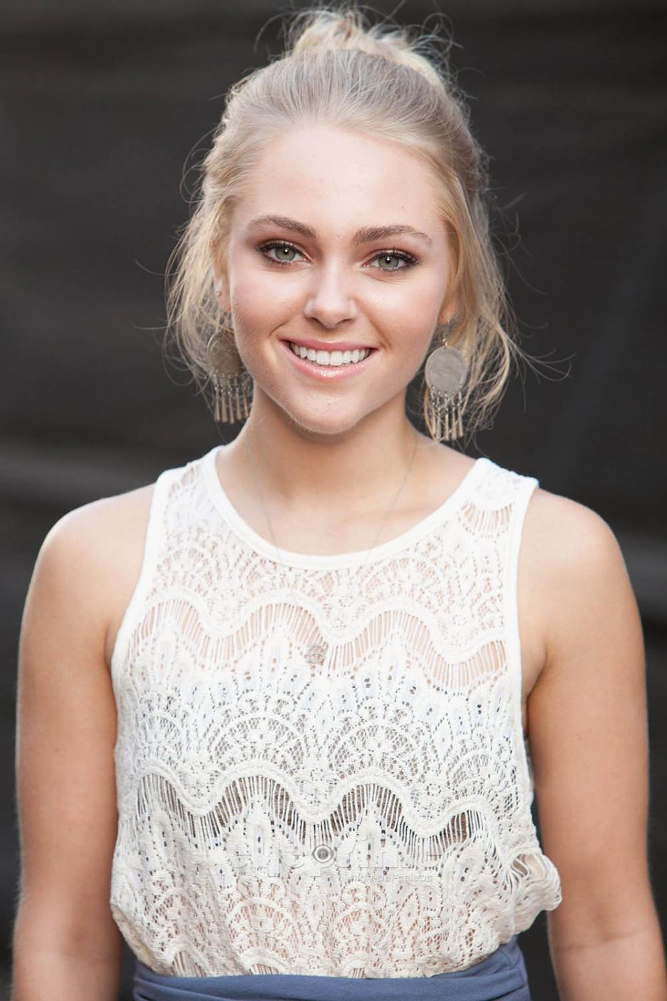 Annasophia Robb Nude Video 14