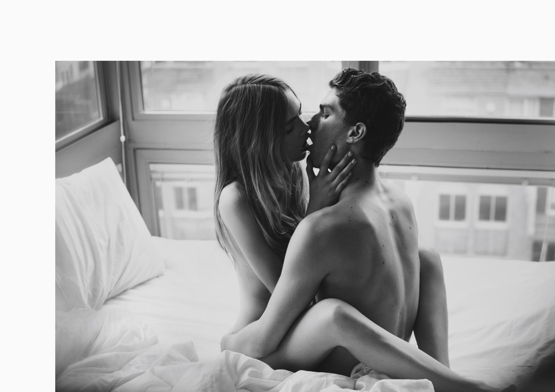 Девушка и парень целуются в постели