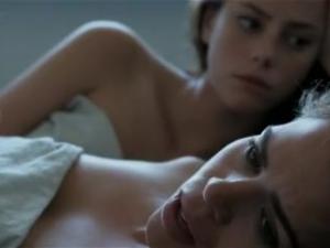 Video Kaya Scodelario & Billie Piper, Sexo Lesbico - True Love