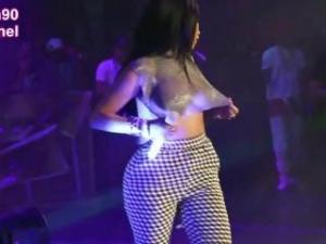 Video Nicki Minaj Flashing Tits In Concert