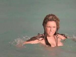Video Kelly Brook Bouncing Tits On The Beach