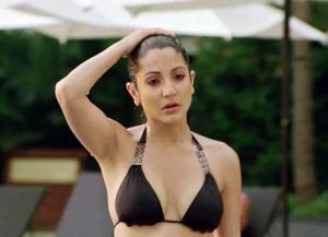 Video Anushka Sharma Very Hot In Bikini