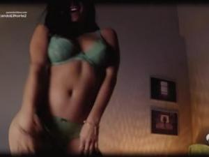 Video Elisa Mouliaa Sexy Striptease - Buscando El Norte