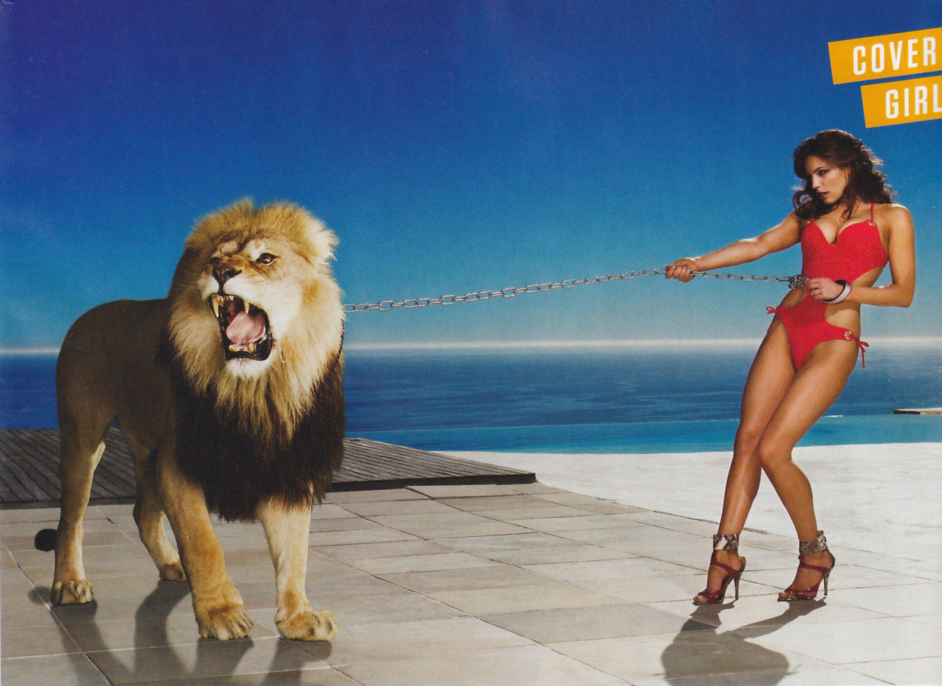 Какой мужчина нравится львам. Женщина Лев. Знаменитая фотосессия со львом и девушкой в платье. Женщина тащит Льва. Лев Брук.