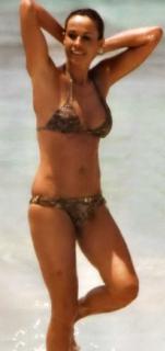Cristina Parodi in Bikini [833x1760] [154.09 kb]