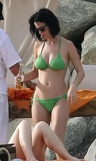 Katy Perry dans Bikini [480x800] [49.58 kb]