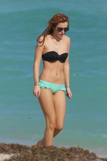 Bella Thorne dans Bikini [1599x2400] [178.61 kb]