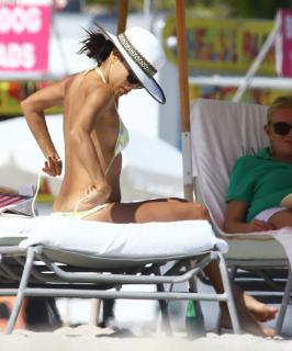 Eva Longoria dans Bikini [2495x3000] [502.07 kb]
