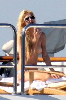 Paris Hilton in Topless [600x900] [75.16 kb]