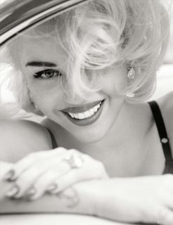 Miley Cyrus in Vogue [1009x1310] [116.89 kb]