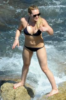 Hilary Duff in Bikini [799x1200] [123.15 kb]