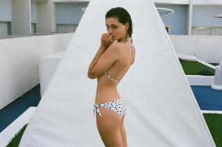 Phoebe Tonkin in Bikini [3088x2048] [670.85 kb]