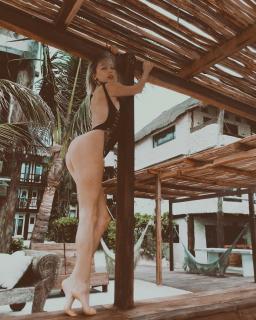 Caroline Vreeland dans Bikini [1080x1349] [378.36 kb]