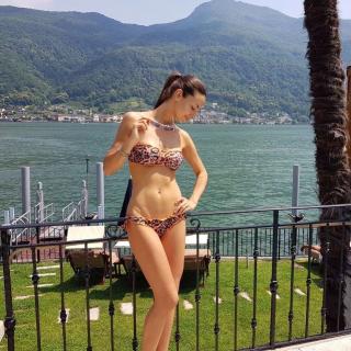 Laura Barriales in Bikini [959x959] [318.5 kb]