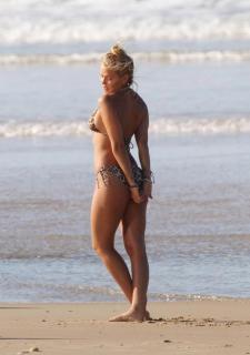 Lara Worthington dans Bikini [800x1133] [69.55 kb]