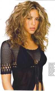 Shakira dans Elle [750x1226] [149.2 kb]