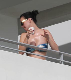 Katy Perry in Bikini [2665x3000] [260.85 kb]