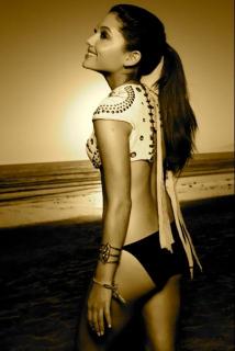 Ariana Grande na Bikini [428x640] [30.28 kb]