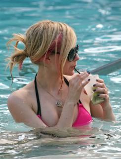 Avril Lavigne [1200x1562] [303.18 kb]