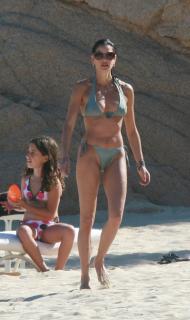 Teri Hatcher in Bikini [1447x2430] [371.72 kb]