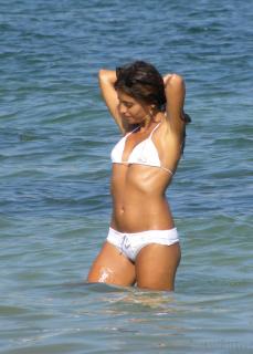 Mónica Cruz in Bikini [2539x3543] [611.8 kb]