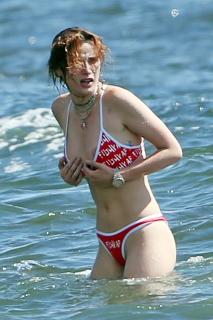 Bella Thorne dans Bikini [2133x3200] [819.86 kb]