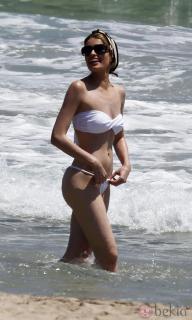 Adriana Abenia dans Bikini [980x1629] [172.31 kb]