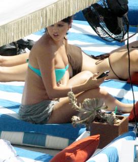 Selena Gomez na Bikini [1671x1964] [384.47 kb]