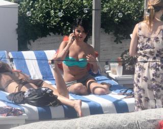Selena Gomez en Bikini [2961x2358] [869.46 kb]