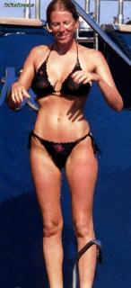 Alessia Marcuzzi in Bikini [600x1308] [92.43 kb]