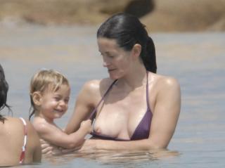 Courteney Cox dans Topless [2953x2209] [206.37 kb]