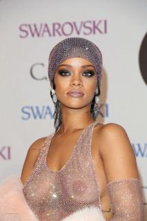 Rihanna [2606x3900] [1419.8 kb]