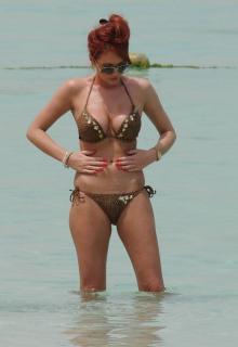 Amy Childs dans Bikini [825x1200] [84.32 kb]