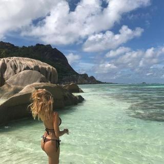 Triana Ramos dans Bikini [700x700] [118.17 kb]