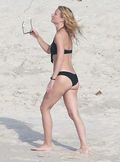 Gwyneth Paltrow dans Bikini [2239x3000] [484.56 kb]