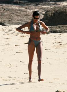 Teri Hatcher in Bikini [1755x2402] [488.91 kb]