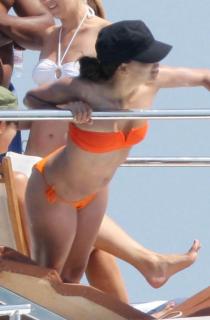 Eva Longoria dans Bikini [725x1100] [55.87 kb]