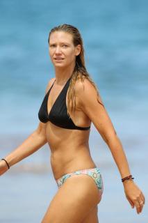 Anna Torv dans Bikini [800x1200] [60.9 kb]