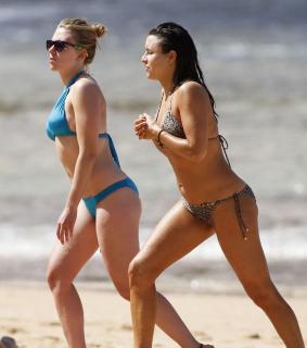 Scarlett Johansson dans Bikini [2659x3000] [581.41 kb]