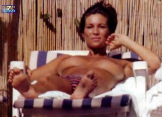 Manuela Arcuri dans Topless [800x579] [57.44 kb]