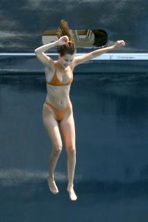 Bella Hadid en Bikini [1600x2400] [451.14 kb]