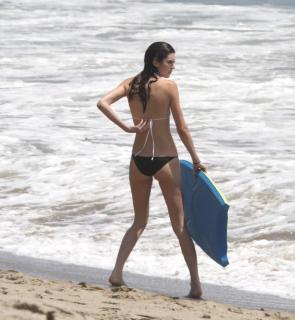 Kendall Jenner dans Bikini [800x865] [76.47 kb]