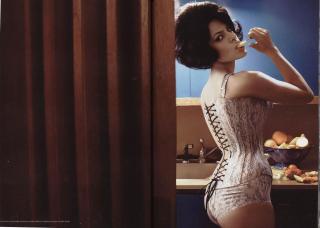 Eva Mendes in Vogue [1500x1070] [139.21 kb]