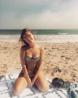 Haley Lu Richardson na Bikini [740x924] [144.44 kb]