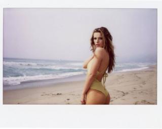 Bella Thorne na Bikini [1600x1271] [115.23 kb]