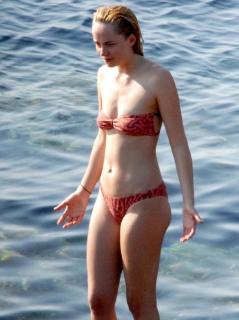 Dakota Johnson dans Bikini [800x1067] [90.27 kb]