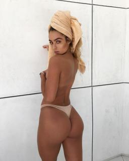 Sommer Ray na Topless [1080x1349] [116.97 kb]