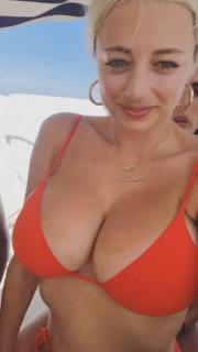 Caroline Vreeland dans Bikini [640x1136] [62.58 kb]