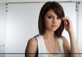 Selena Gomez [2000x1392] [169.45 kb]