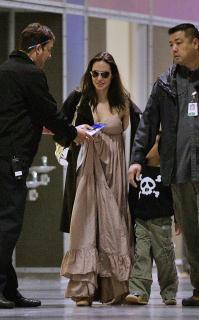 Angelina Jolie [1136x1820] [397.37 kb]